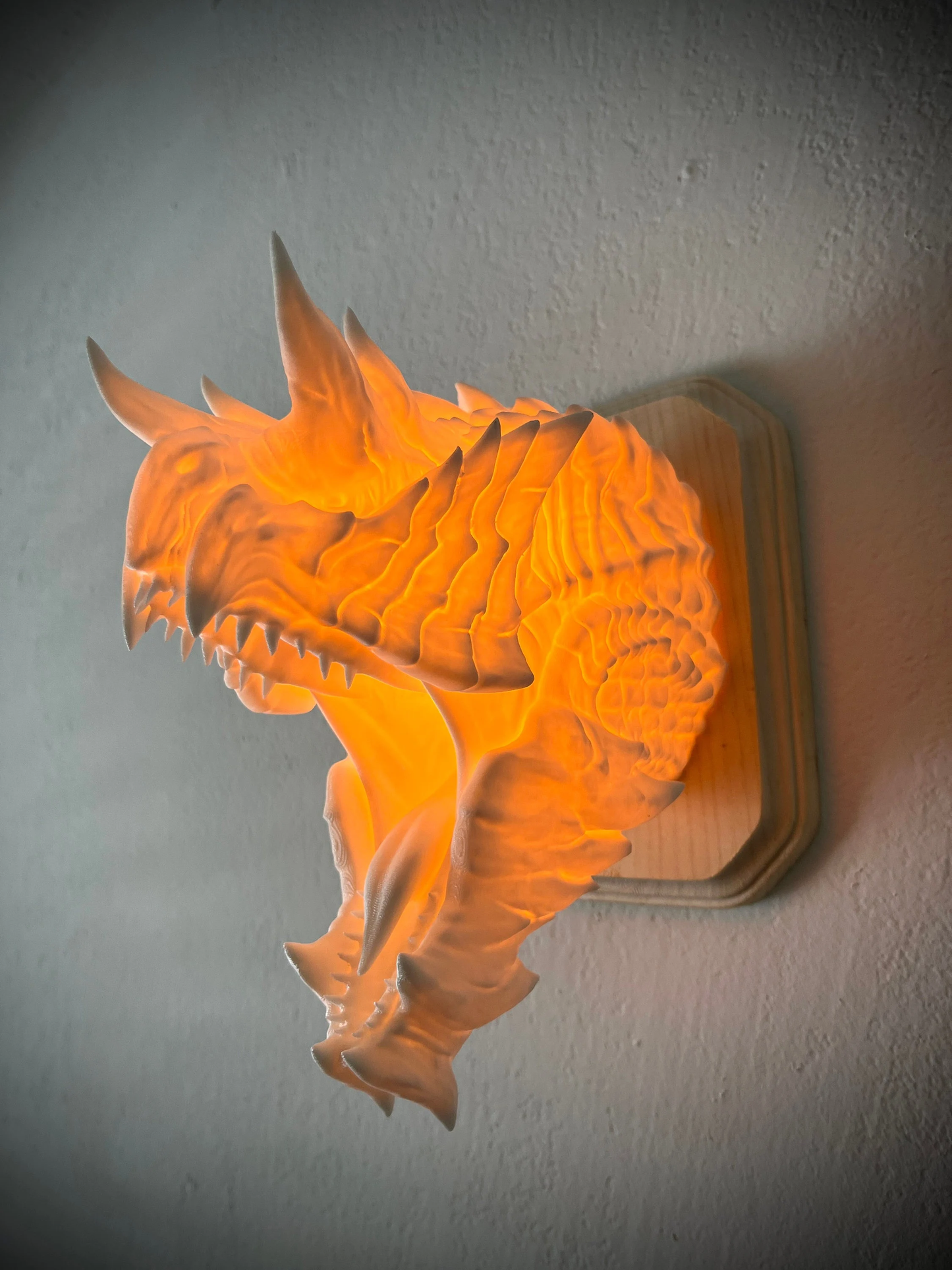 Monster Hunter Glavenus inspired wall trophy lamp to decorate your room: bedroom, playroom or office.