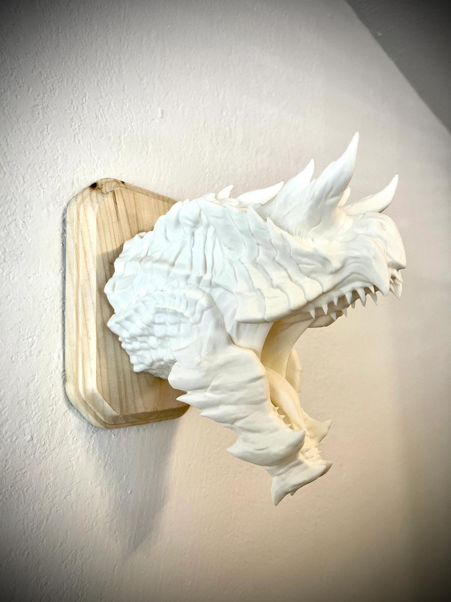 Monster Hunter Glavenus inspired wall trophy lamp to decorate your room: bedroom, playroom or office.