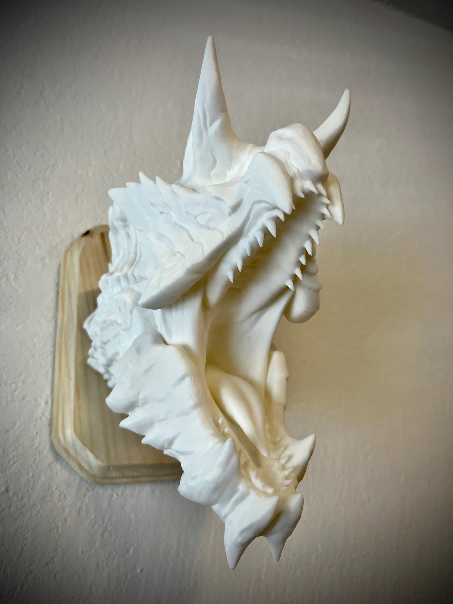 Monster Hunter Glavenus inspired wall trophy lamp to decorate your room: bedroom, playroom or office.