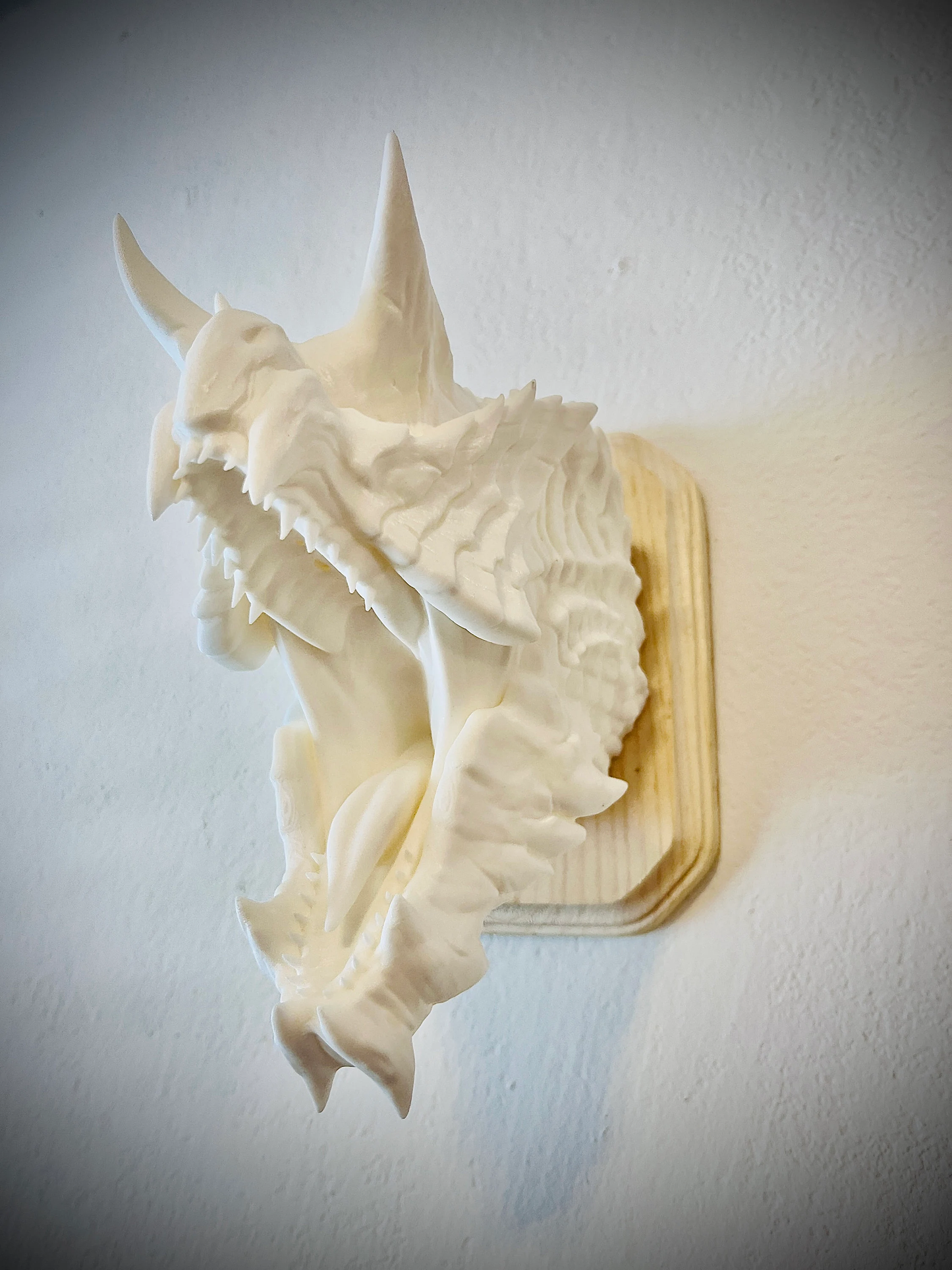 Monster Hunter Glavenus inspired wall trophy lamp to decorate your room: bedroom, playroom or office.