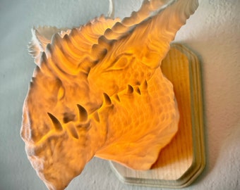 Dragon head wall trophy lamp to decorate your room: bedroom, playroom or office.
