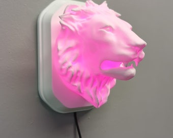 Lion-inspired wall trophy lamp to decorate your room: bedroom, game room or office.