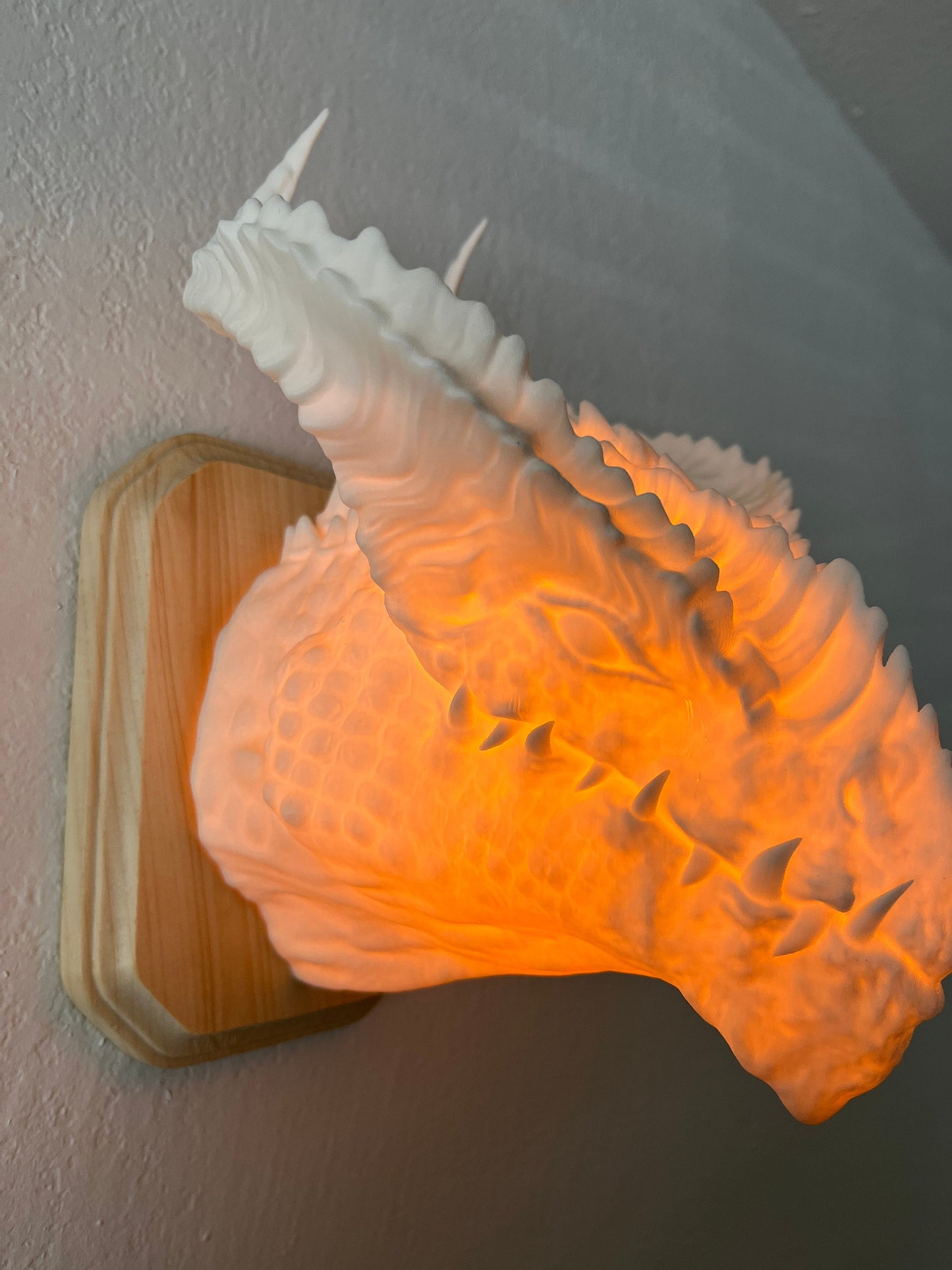 Dragon head wall trophy lamp to decorate your room: bedroom, playroom or office.