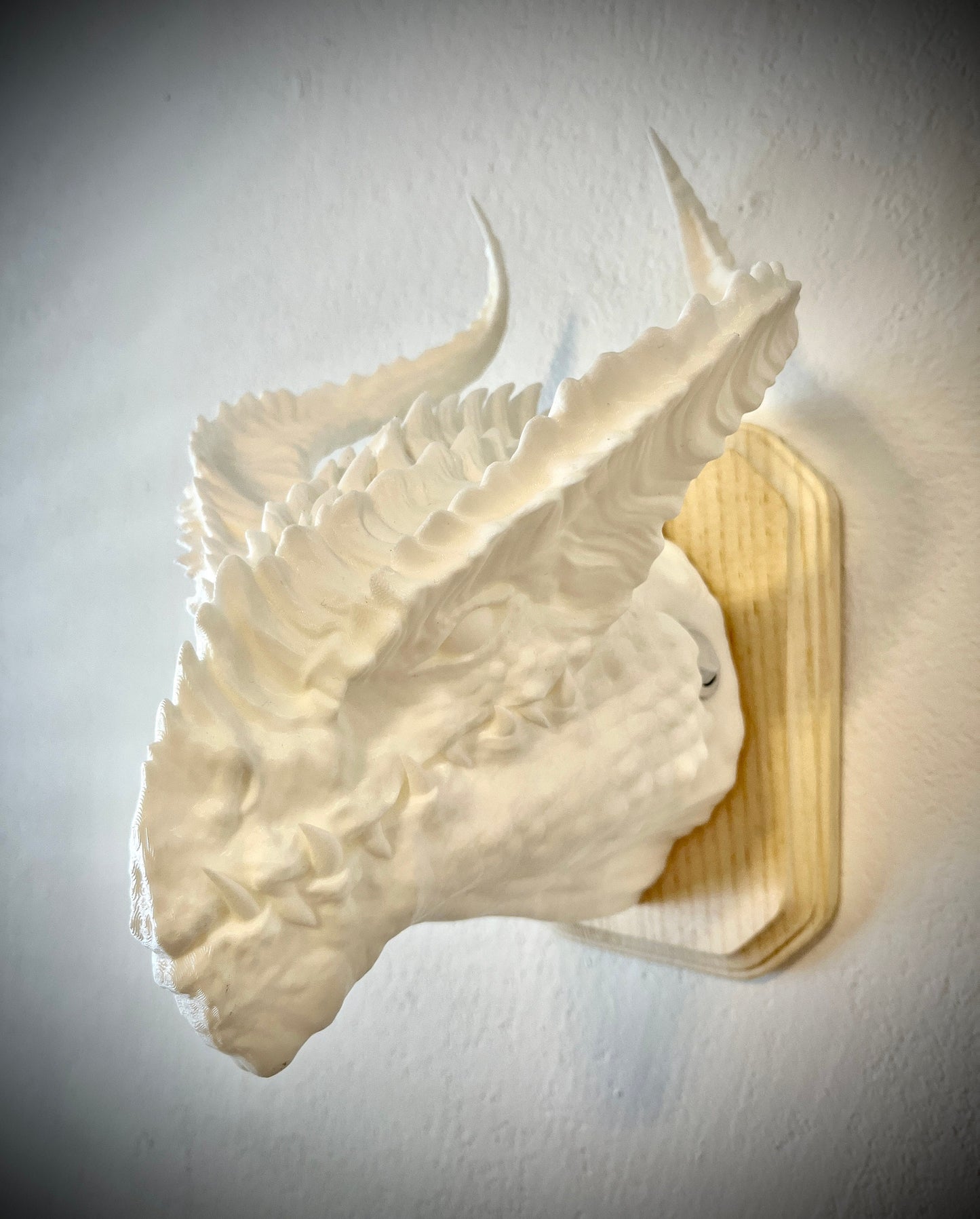 Dragon head wall trophy lamp to decorate your room: bedroom, playroom or office.