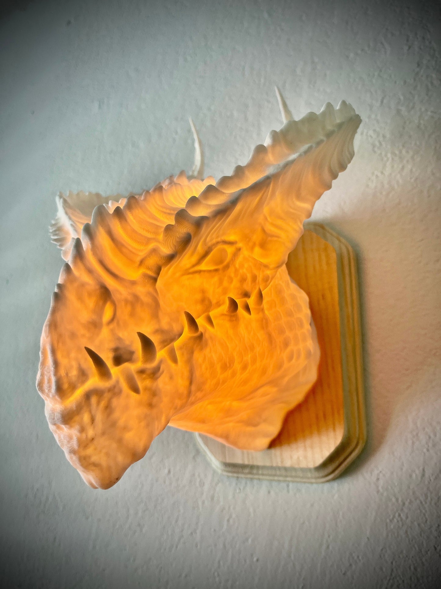 Dragon head wall trophy lamp to decorate your room: bedroom, playroom or office.