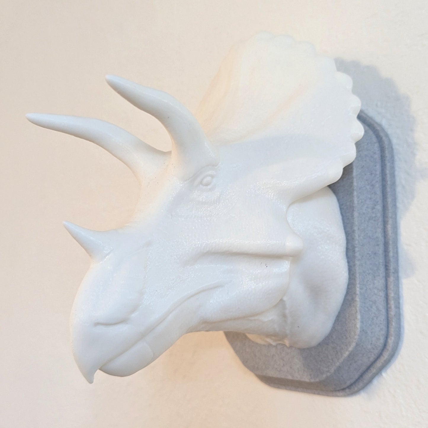 Triceratops inspired wall trophy lamp to decorate your room: bedroom, playroom or office.
