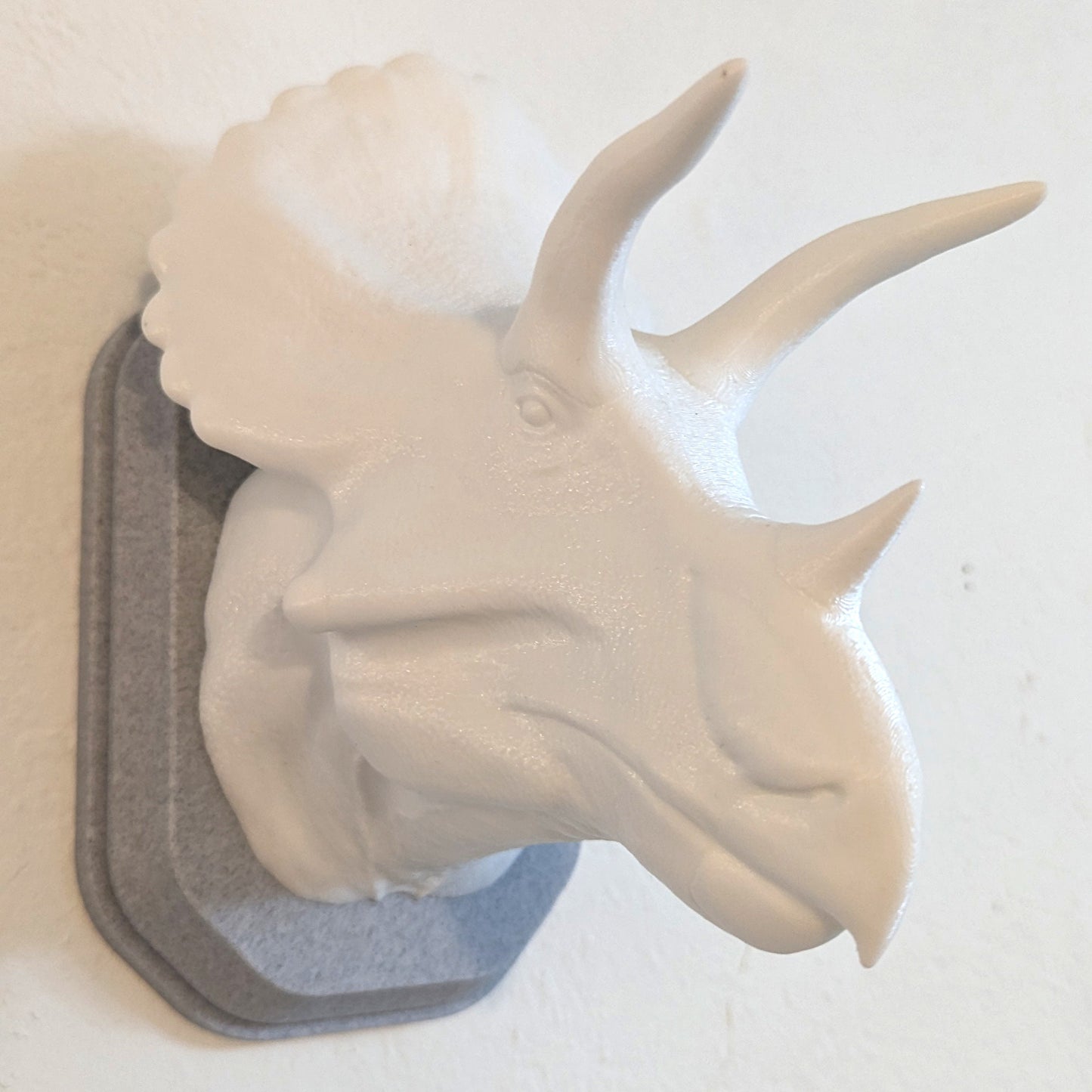 Triceratops inspired wall trophy lamp to decorate your room: bedroom, playroom or office.