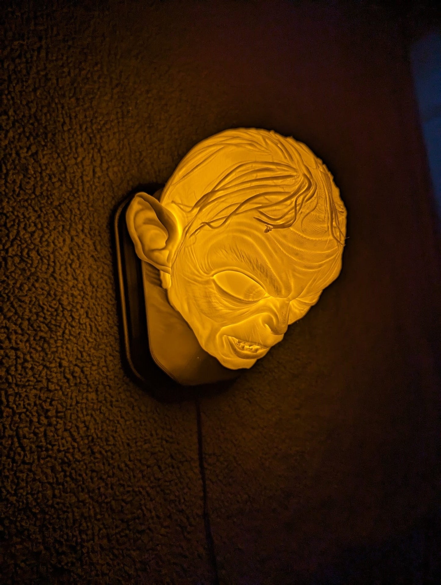 Lord of the Rings Golum inspired wall trophy lamp to decorate your room: bedroom, playroom or office.