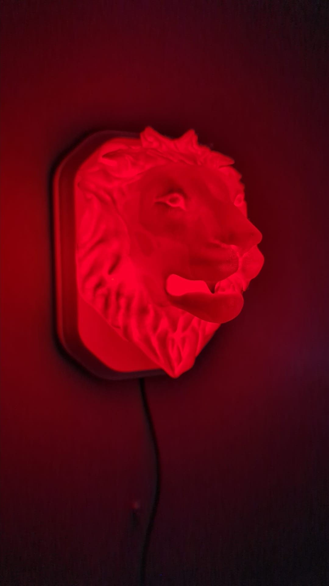 Lion-inspired wall trophy lamp to decorate your room: bedroom, game room or office.