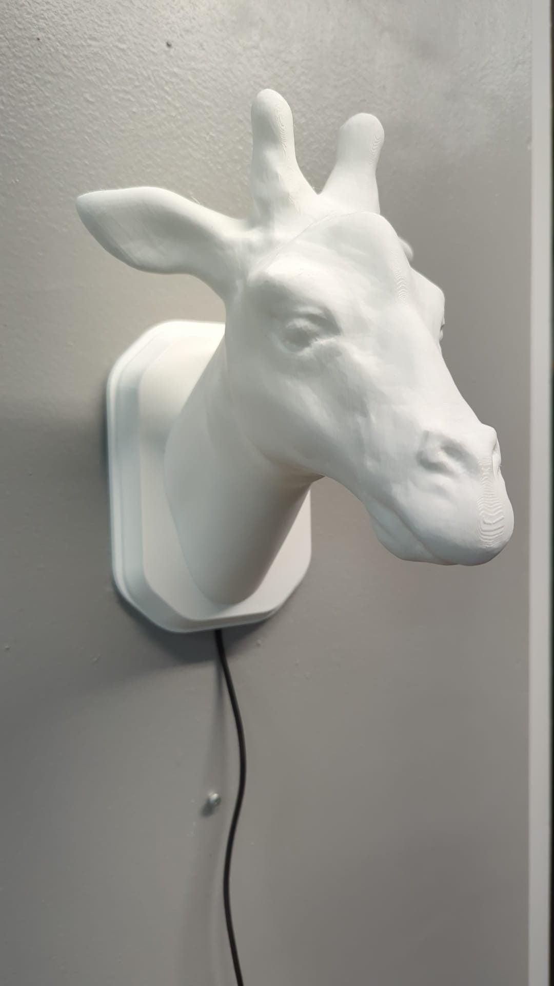 Giraffe-inspired wall trophy lamp to decorate your room: bedroom, game room or office.