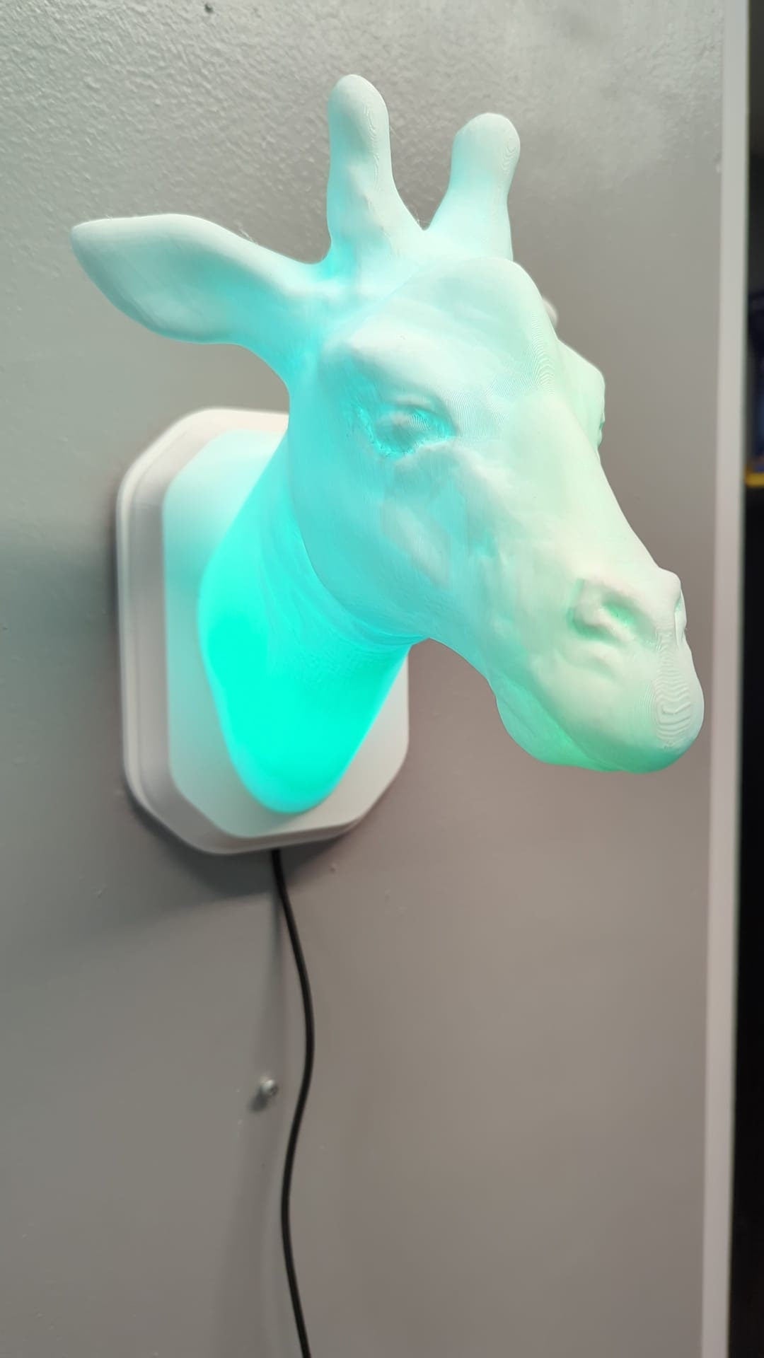 Giraffe-inspired wall trophy lamp to decorate your room: bedroom, game room or office.