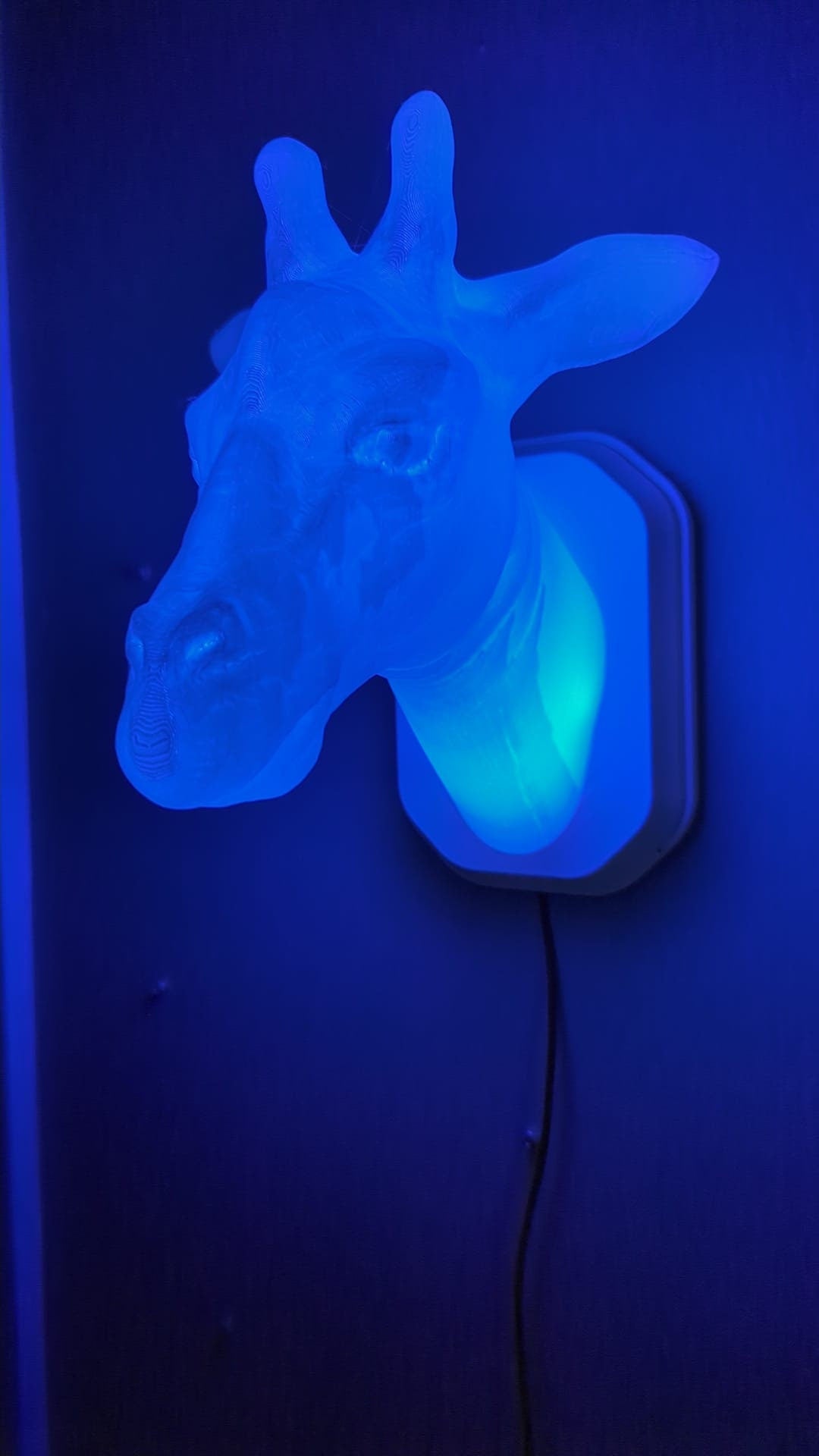 Giraffe-inspired wall trophy lamp to decorate your room: bedroom, game room or office.