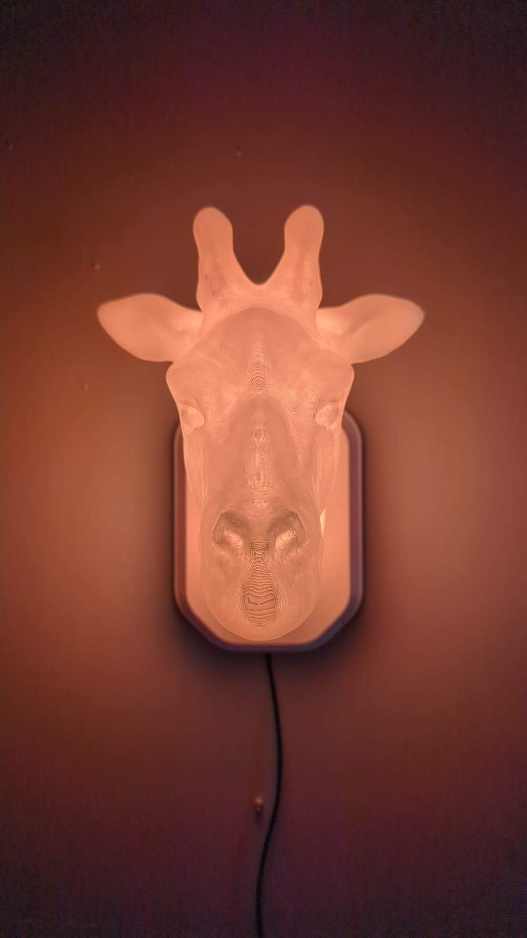 Giraffe-inspired wall trophy lamp to decorate your room: bedroom, game room or office.