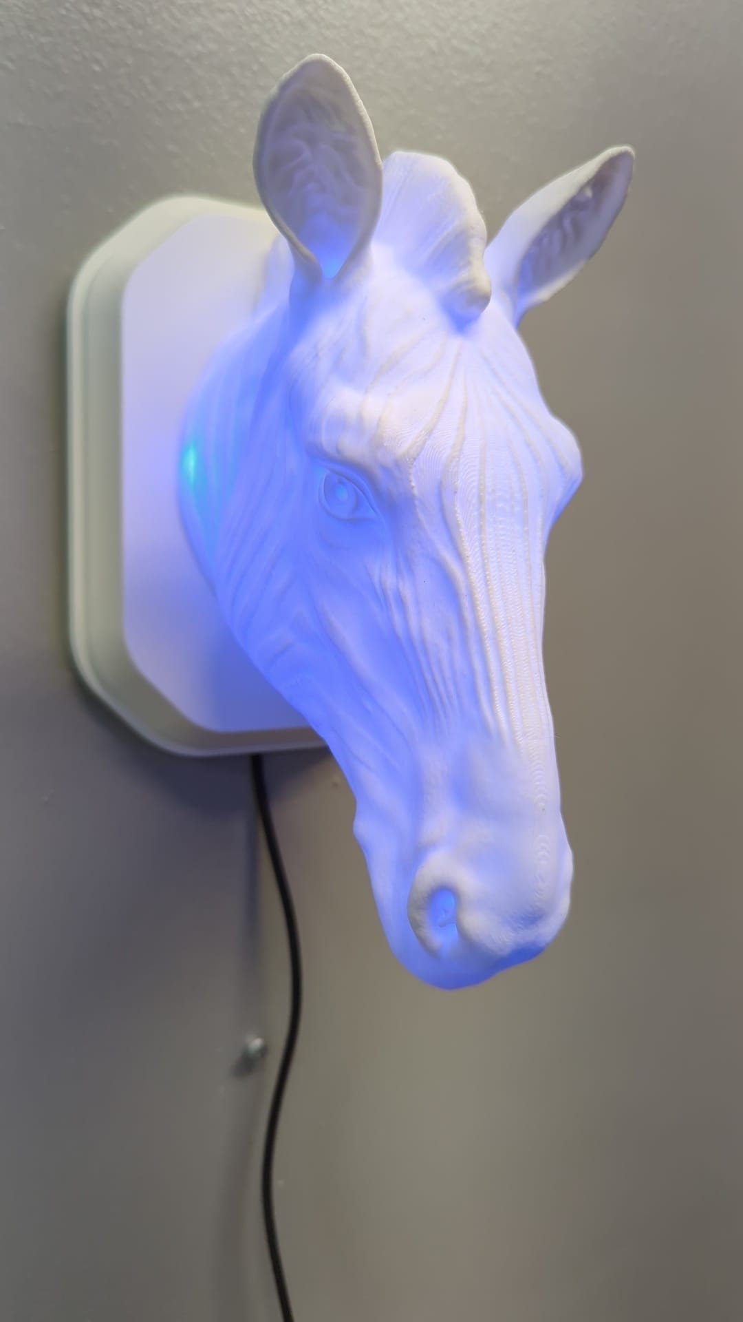 Zebra-inspired wall trophy lamp to decorate your room: bedroom, game room or office.