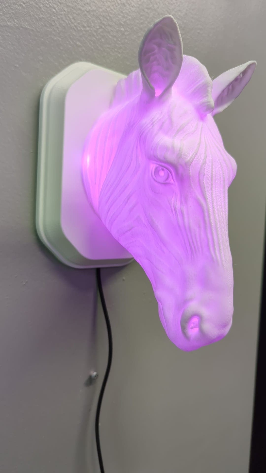 Zebra-inspired wall trophy lamp to decorate your room: bedroom, game room or office.