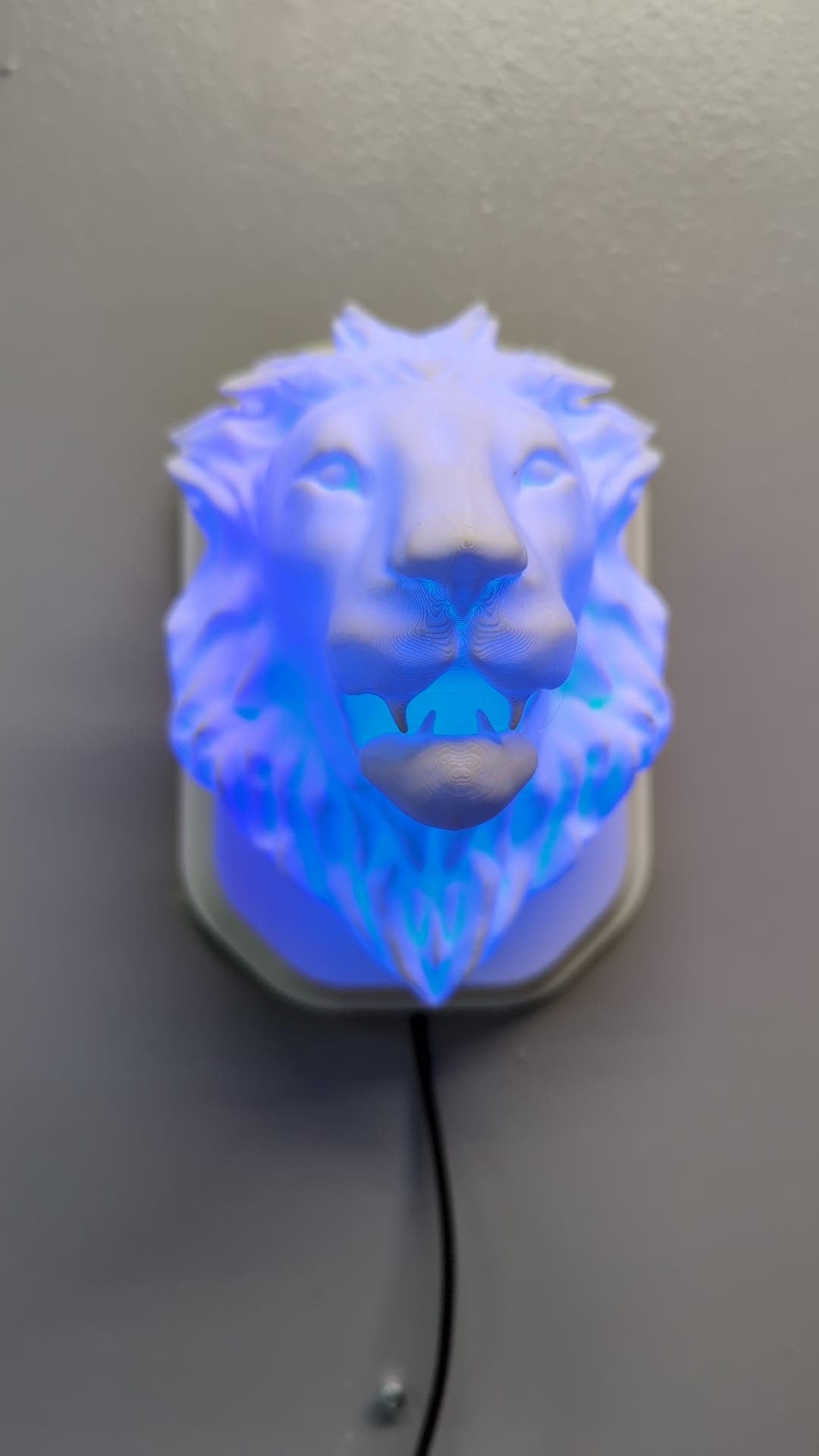 Lion-inspired wall trophy lamp to decorate your room: bedroom, game room or office.