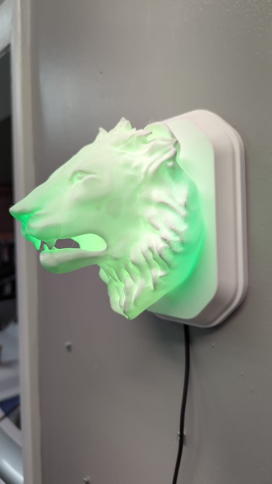 Lion-inspired wall trophy lamp to decorate your room: bedroom, game room or office.