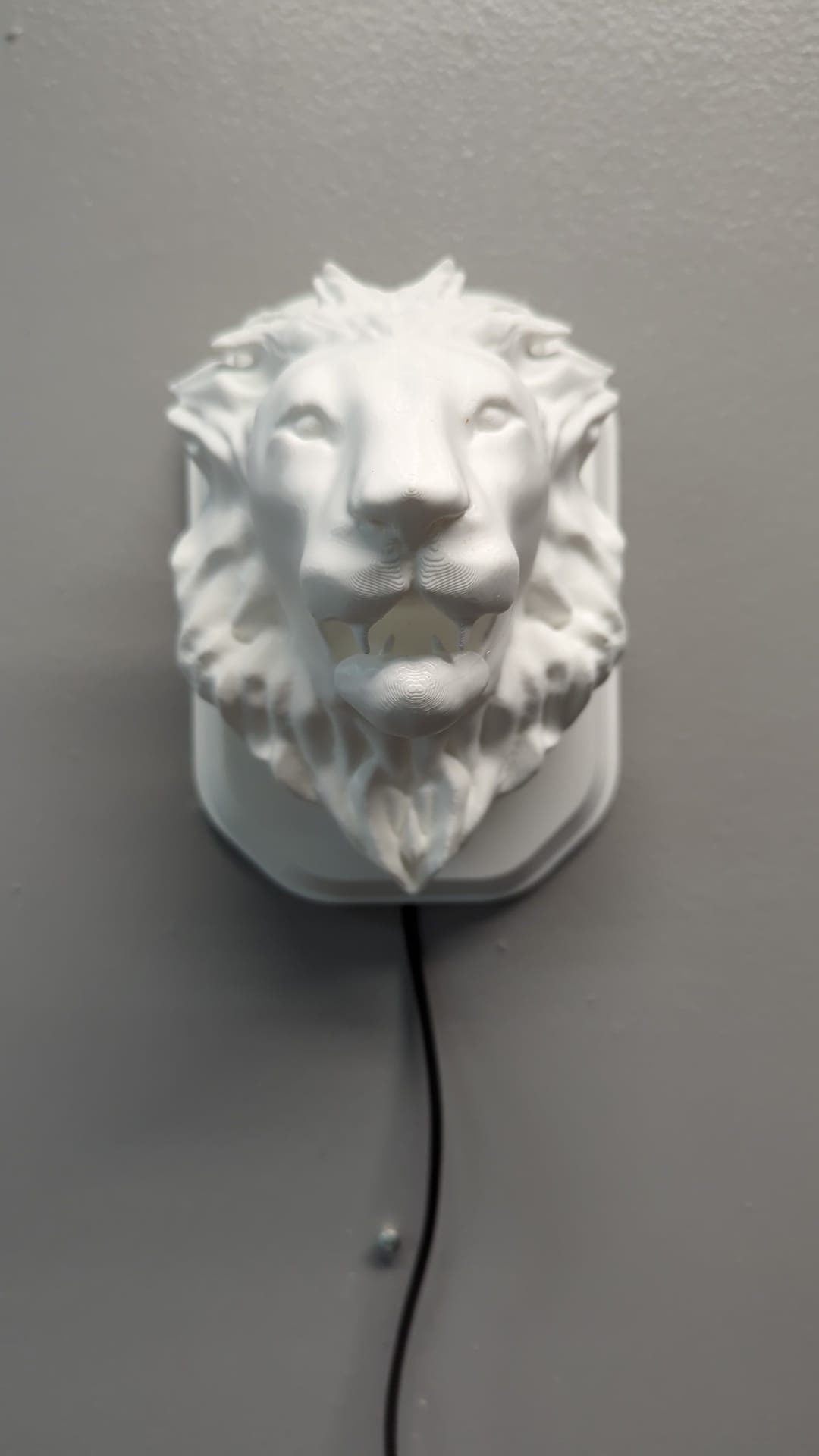 Lion-inspired wall trophy lamp to decorate your room: bedroom, game room or office.