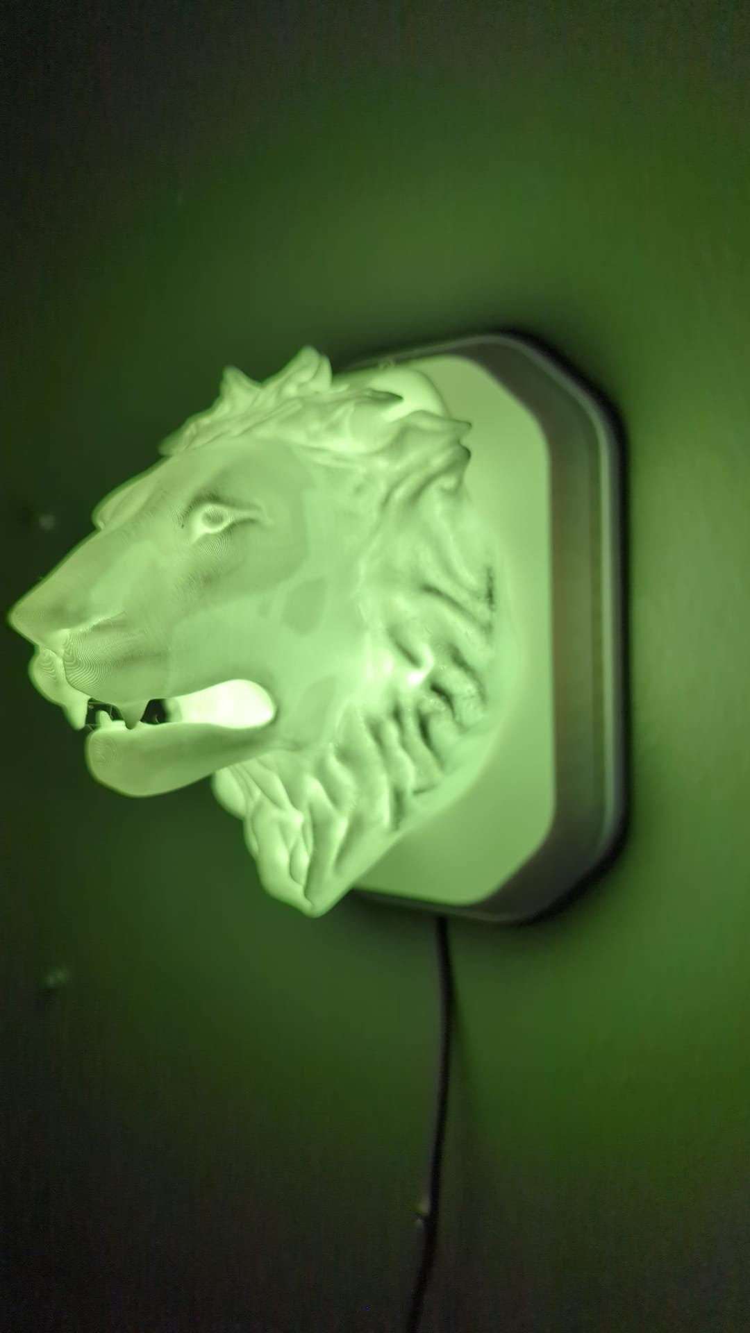 Lion-inspired wall trophy lamp to decorate your room: bedroom, game room or office.