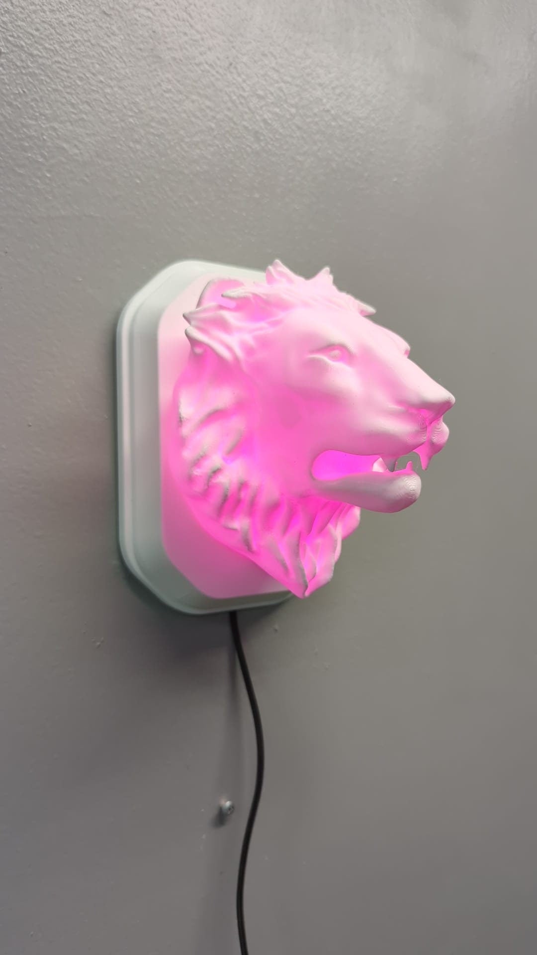 Lion-inspired wall trophy lamp to decorate your room: bedroom, game room or office.