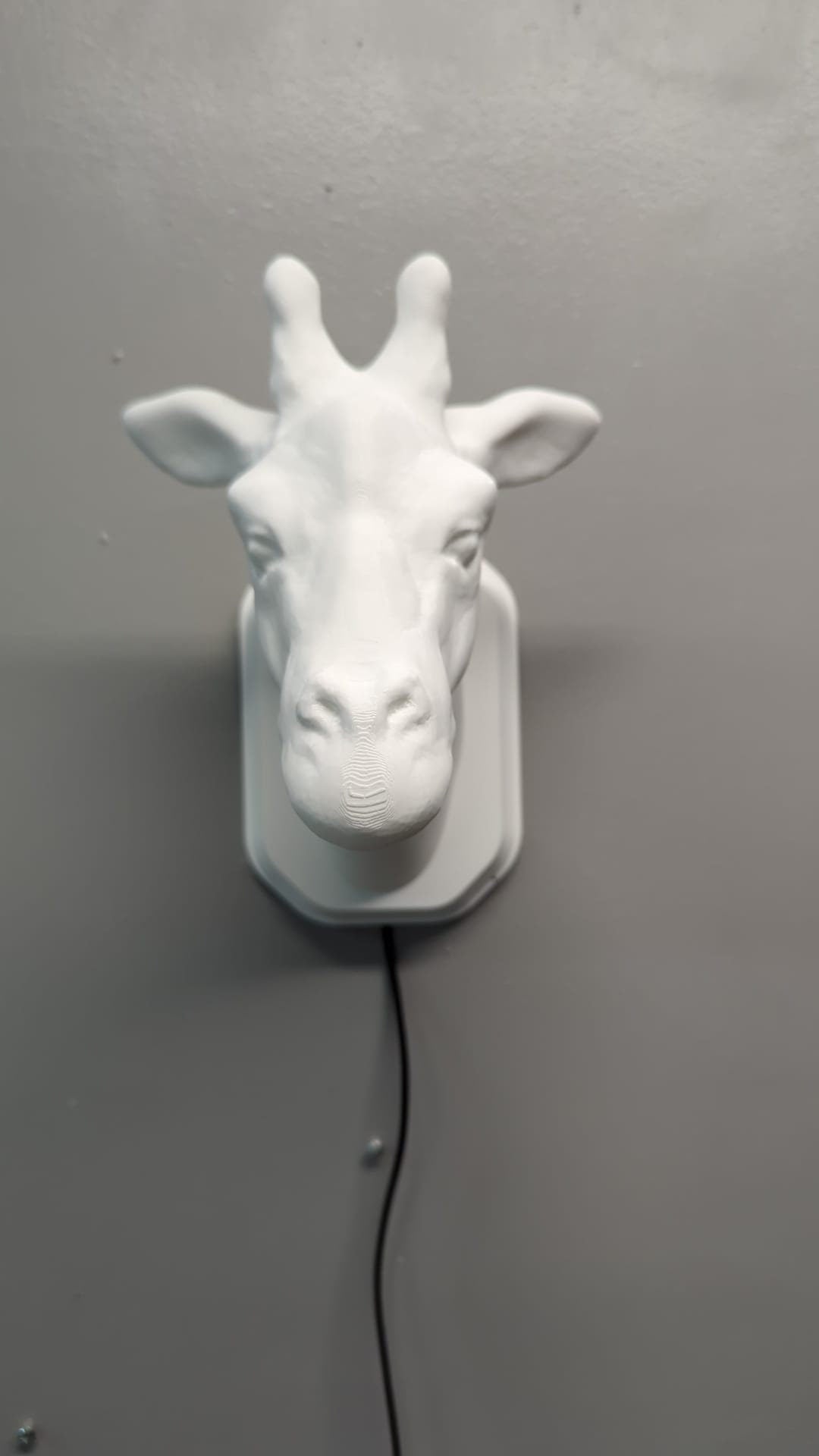 Giraffe-inspired wall trophy lamp to decorate your room: bedroom, game room or office.