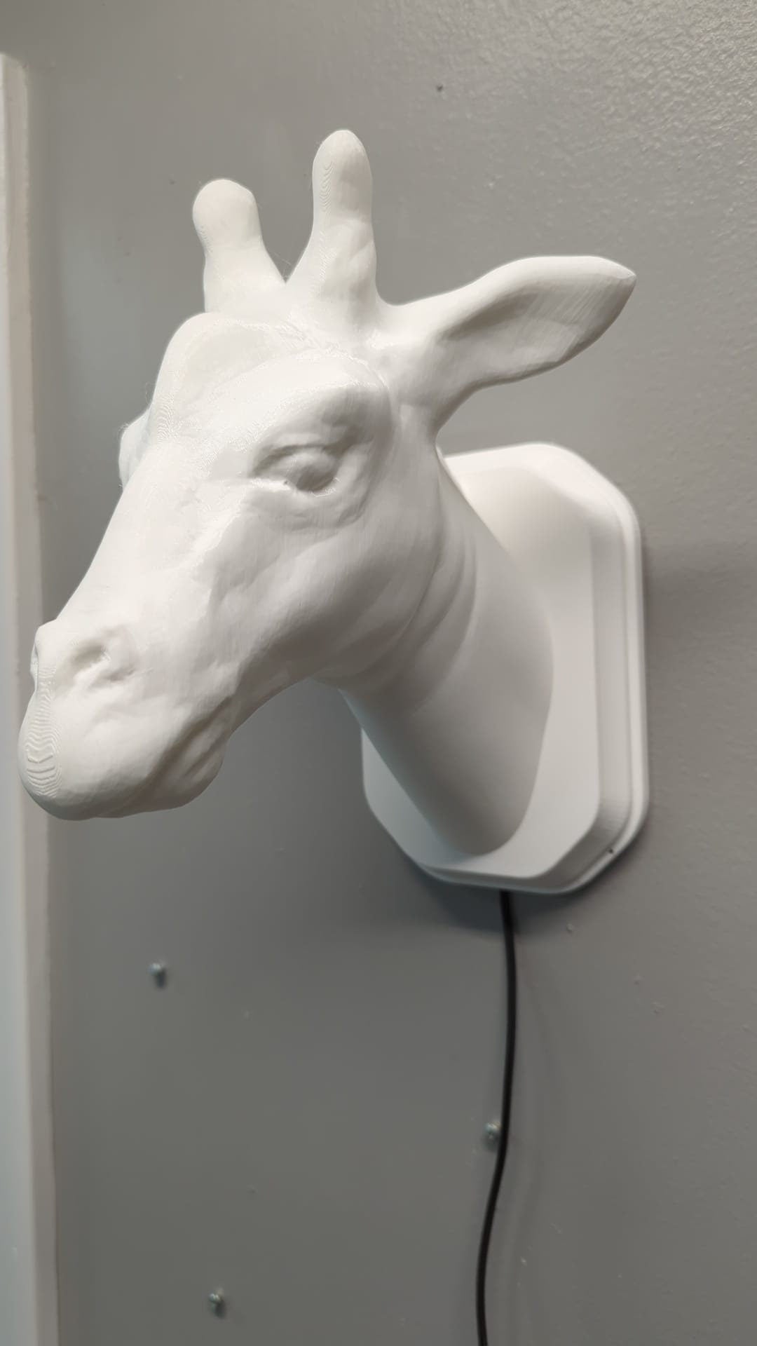 Giraffe-inspired wall trophy lamp to decorate your room: bedroom, game room or office.