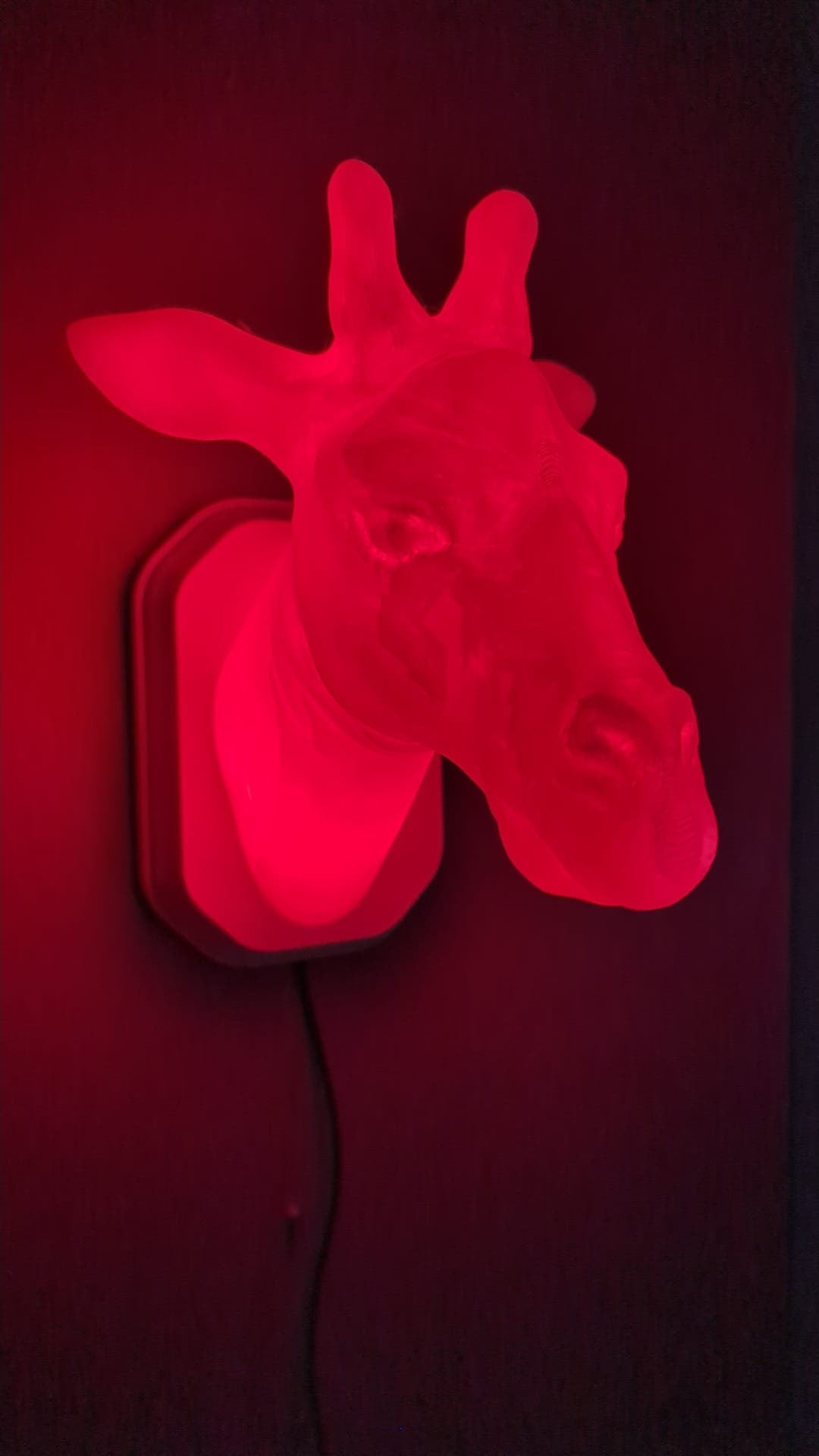 Giraffe-inspired wall trophy lamp to decorate your room: bedroom, game room or office.