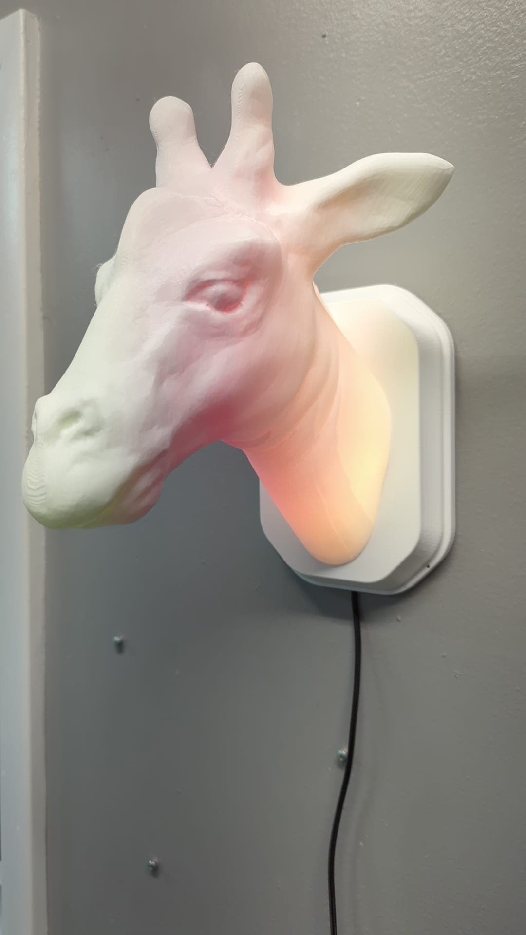 Giraffe-inspired wall trophy lamp to decorate your room: bedroom, game room or office.